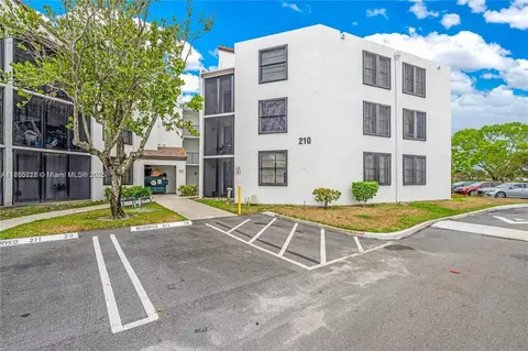 210 Lake Pointe Dr #109, Oakland Park, FL 33309