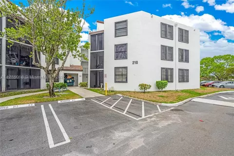 210 Lake Pointe Dr #109, Oakland Park, FL 33309