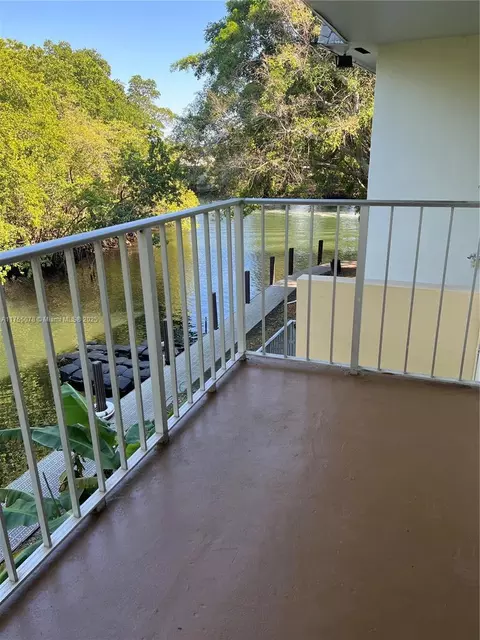 1860 Venice Park Dr #211, North Miami, FL 33181