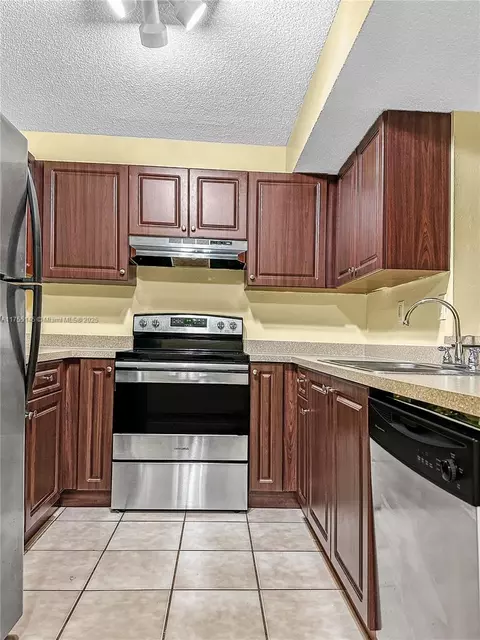 250 W Palm Cir W #103, Pembroke Pines, FL 33025