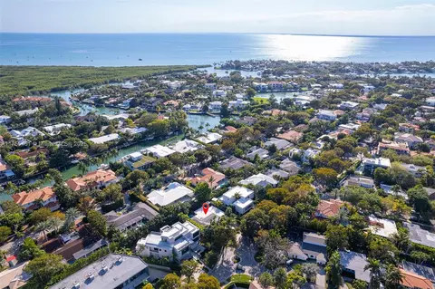 92 W Mashta Dr, Key Biscayne, FL 33149 photo 5