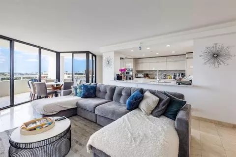 1000 Quayside Ter #PH5, Miami, FL 33138