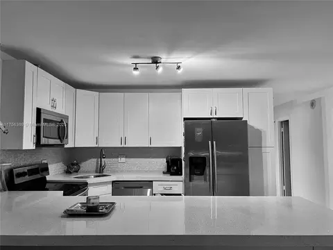 2801 NE 183rd St #215W, Aventura, FL 33160