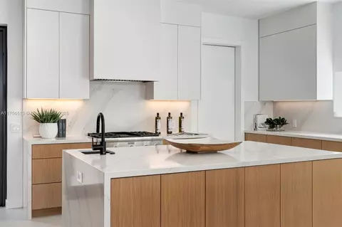 Kitchen - 6991 SW 91 St, Pinecrest, FL 33156 photo 6 of 6