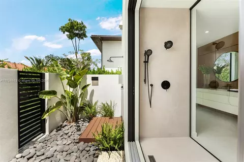 Bath - 6991 SW 91 St, Pinecrest, FL 33156 photo 6 of 9