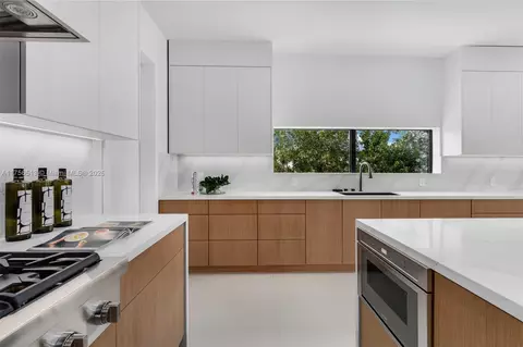 Kitchen - 6991 SW 91 St, Pinecrest, FL 33156 photo 5 of 6