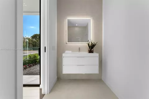 Bath - 6991 SW 91 St, Pinecrest, FL 33156 photo 8 of 9