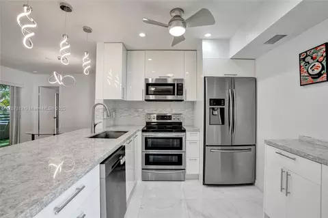 9850 NW 3rd St #4, Plantation, FL 33324