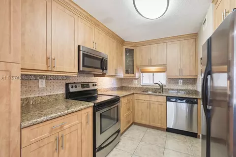 9820 S Hollybrook Lake Dr #310, Pembroke Pines, FL 33025