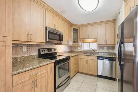 9820 S Hollybrook Lake Dr #310, Pembroke Pines, FL 33025