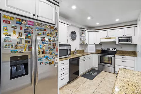 6 Madrid Ln #7-18, Davie, FL 33324