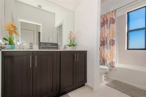 Bath - 11064 W 35th Ln, Hialeah, FL 33018 photo 3 of 3