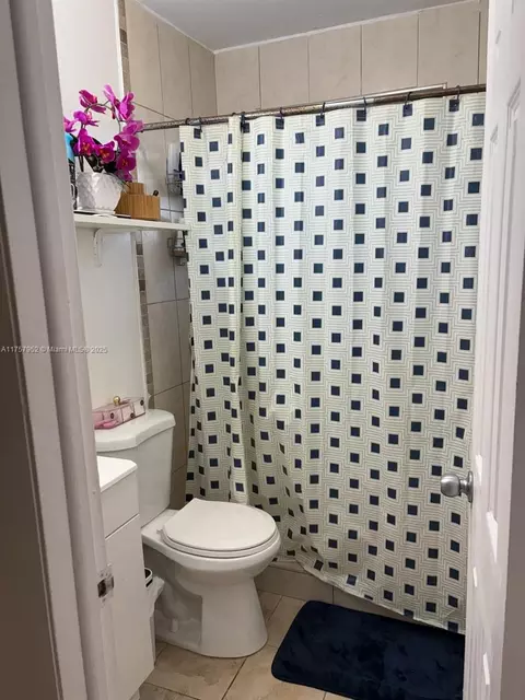 Bath - 250 E 10th St, Hialeah, FL 33010 photo 2 of 4