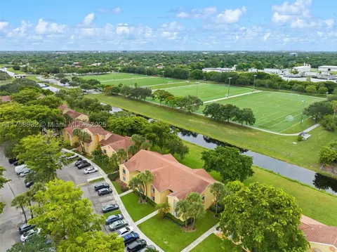 997 Coral Club Dr #997, Coral Springs, FL 33071