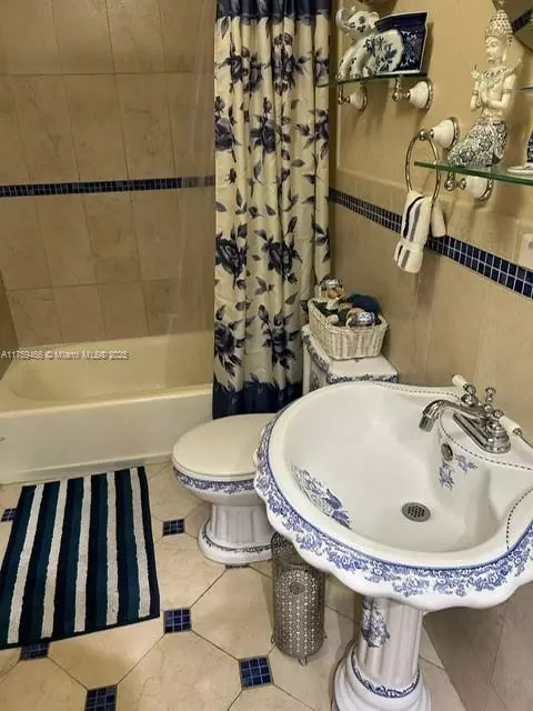 Bath - 681 E 44th St, Hialeah, FL 33013 photo 2 of 5