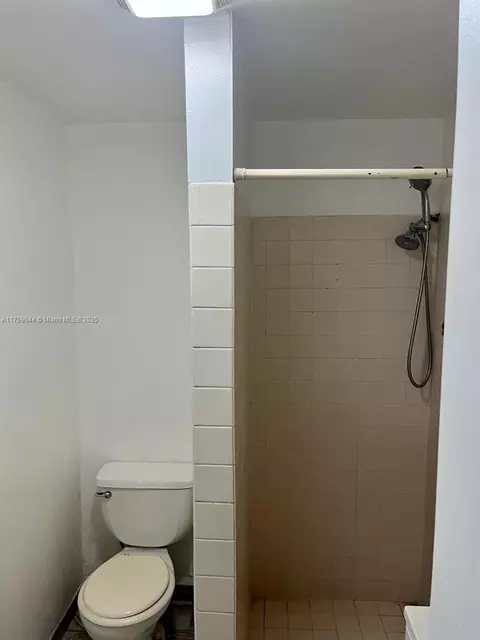 Bath - 3395 W 14th Ave, Hialeah, FL 33012 photo 3 of 3