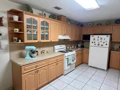 Kitchen - 3395 W 14th Ave, Hialeah, FL 33012 photo 1 of 2