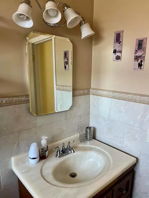 Bath - 3395 W 14th Ave, Hialeah, FL 33012 photo 2 of 3