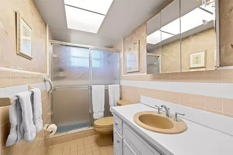 Bath - 3641 Thomas St, Hollywood, FL 33021 photo 2 of 3