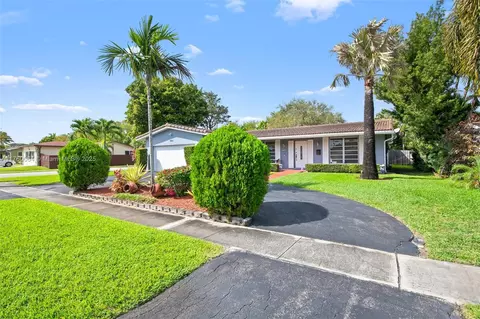 Exterior - 3641 Thomas St, Hollywood, FL 33021 photo 3 of 5