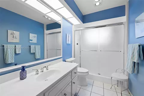 Bath - 3641 Thomas St, Hollywood, FL 33021 photo 1 of 3