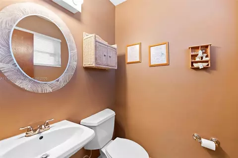 Bath - 3641 Thomas St, Hollywood, FL 33021 photo 3 of 3