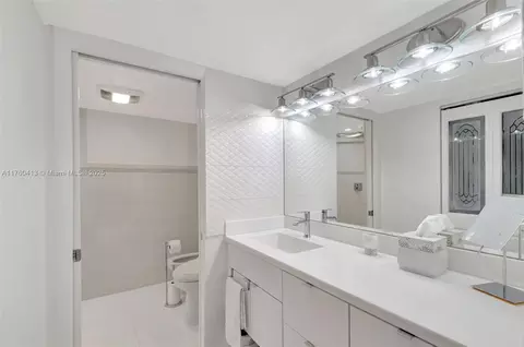 Bath - 1925 Brickell Ave #D901, Miami, FL 33129 photo 1 of 3
