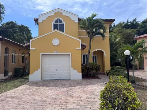 4104 NE 9th St, Homestead, FL 33033