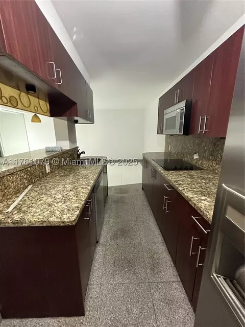 1100 NE 1st Ct #105, Hallandale Beach, FL 33009