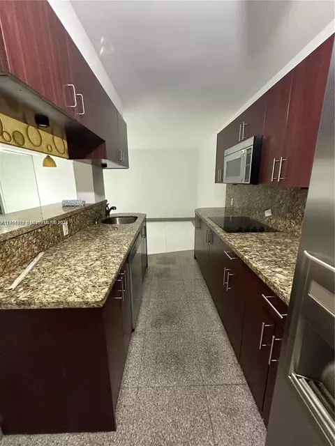 1100 NE 1st Ct #105, Hallandale Beach, FL 33009