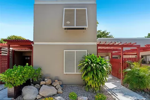 1041 N Hiatus Rd, Pembroke Pines, FL 33026