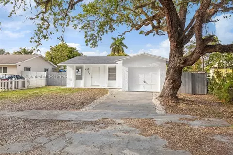 6121 Hayes St, Hollywood, FL 33024