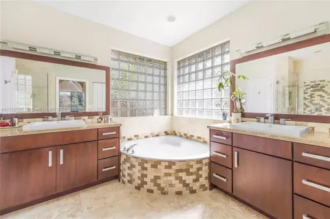 Bath - 2943 Oakbrook Dr, Weston, FL 33332 photo 1 of 4