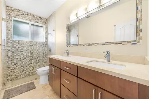 Bath - 2943 Oakbrook Dr, Weston, FL 33332 photo 3 of 4