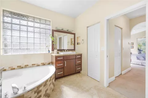 Bath - 2943 Oakbrook Dr, Weston, FL 33332 photo 2 of 4