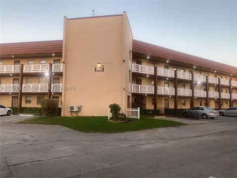 9041 Sunrise Lakes Blvd #213, Sunrise, FL 33322