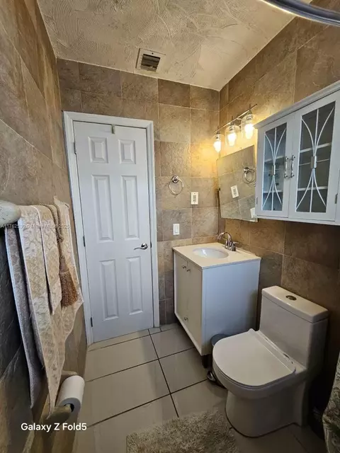 Bath - 653 E 43rd St, Hialeah, FL 33013 photo 2 of 2