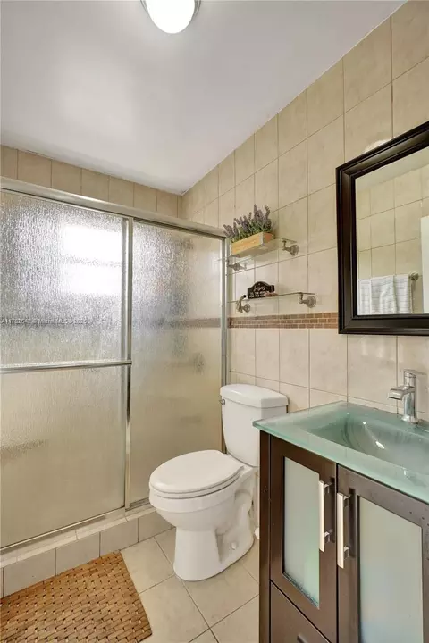 Bath - 3355 W 68th St Unit #120, Hialeah, FL 33018 photo 1 of 2