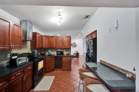Kitchen - 3355 W 68th St Unit #120, Hialeah, FL 33018 photo 1 of 3