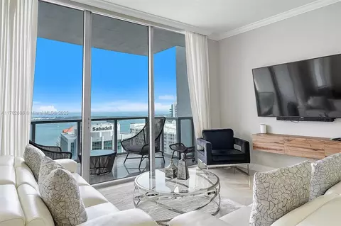 1060 Brickell Ave #4303, Miami, FL 33131