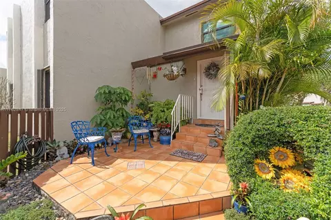 9950 NW 9th St Cir #204, Miami, FL 33172