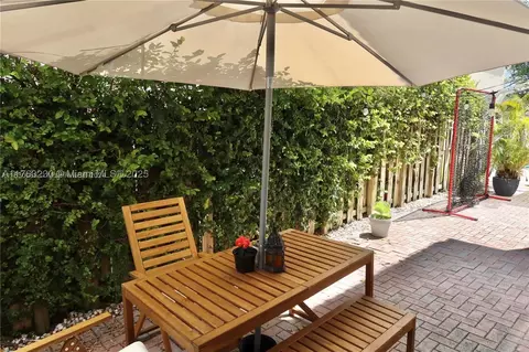 10761 NW 52nd St, Doral, FL 33178