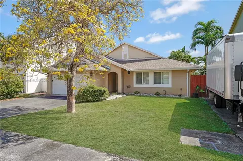 19081 NW 77th Ct, Hialeah, FL 33015 photo 3