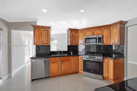 19081 NW 77th Ct, Hialeah, FL 33015 photo 21