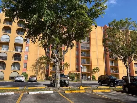 4801 NW 7th St #602, Miami, FL 33126