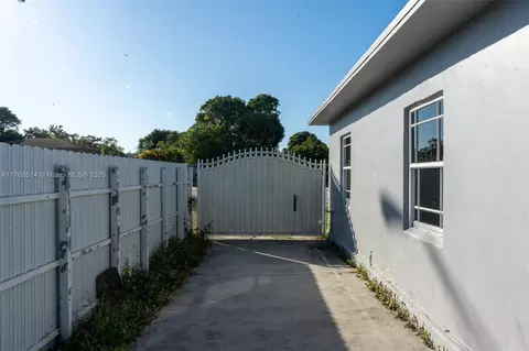 Exterior - 1231 E 8th Ave, Hialeah, FL 33010 photo 4 of 5