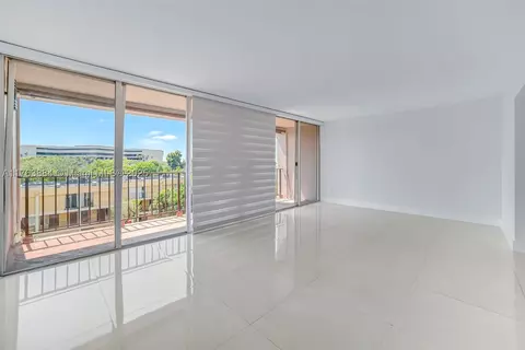 9240 Fontainebleau Blvd #505, Miami, FL 33172