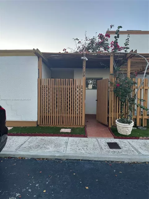 13199 SW 11th Lane Cir, Miami, FL 33184