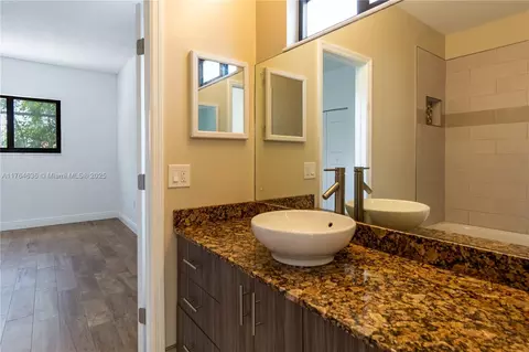Bath - 8480 Dundee Ter, Miami Lakes, FL 33016 photo 2 of 4