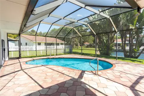 Exterior - 8480 Dundee Ter, Miami Lakes, FL 33016 photo 7 of 8